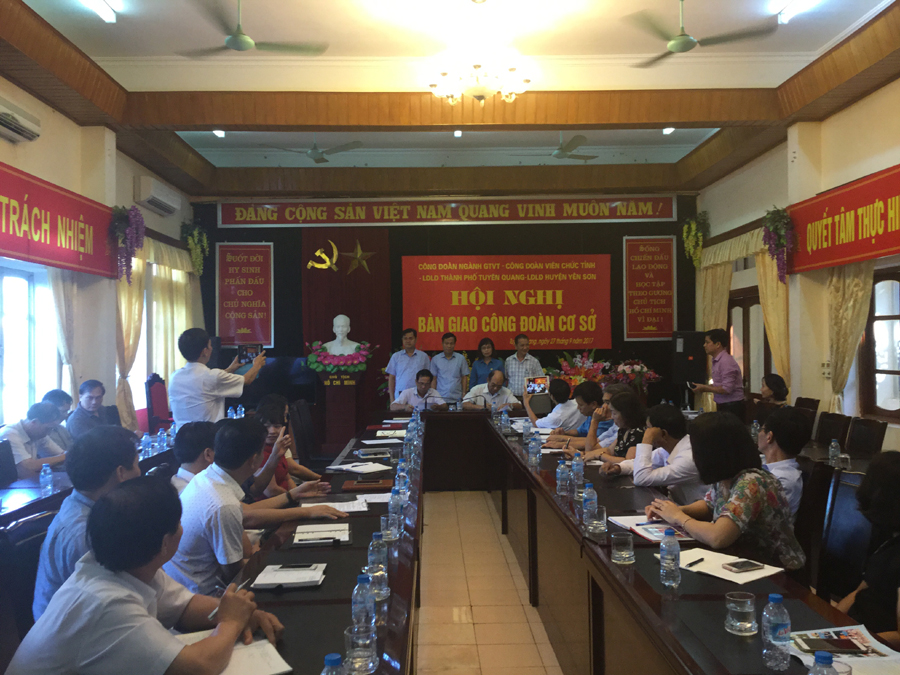 CĐVC tỉnh Tuyên Quang tiếp nhận các CĐCS từ Công đoàn ngành