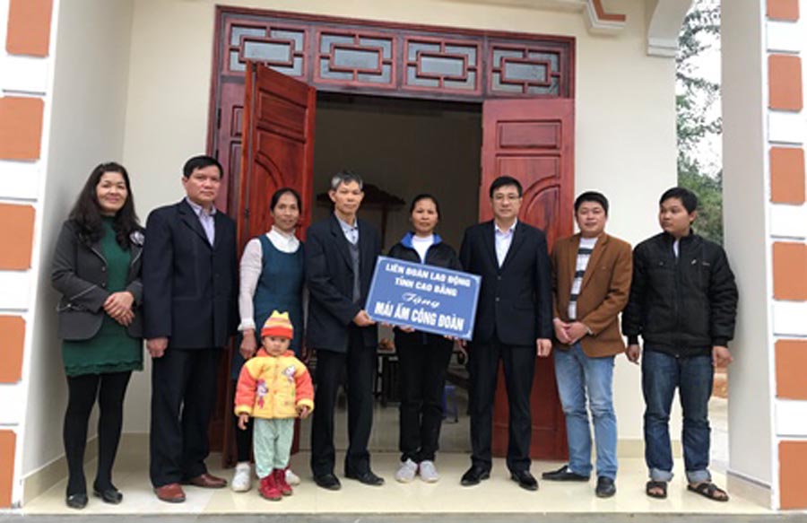 Công đoàn Viên chức tỉnh Cao Bằng trao tặng tiền hỗ trợ làm nhà mới