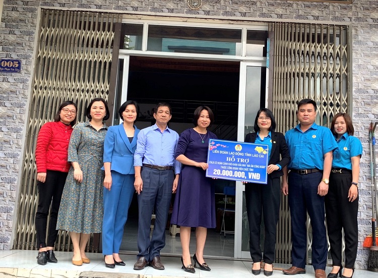 CĐVC tỉnh Lào Cai trao tiền hỗ trợ sửa nhà cho đoàn viên công đoàn