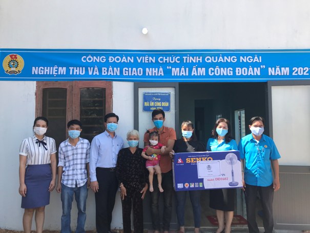 Công đoàn Viên chức tỉnh Quảng Ngãi bàn giao nhà “Mái ấm công đoàn” cho gia đình đoàn viên khó khăn