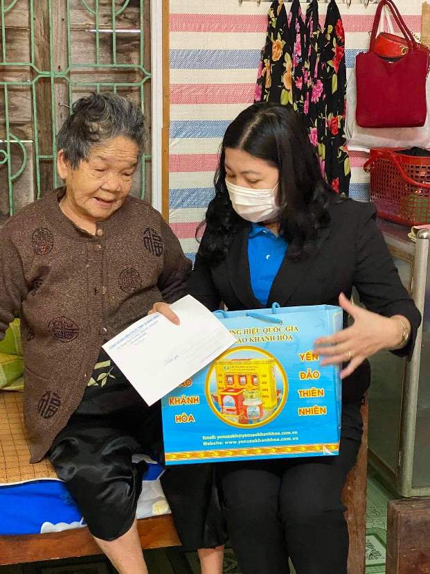 CĐ Viên chức tỉnh Quảng Bình: Thăm và tặng quà cho Mẹ Việt Nam anh hùng