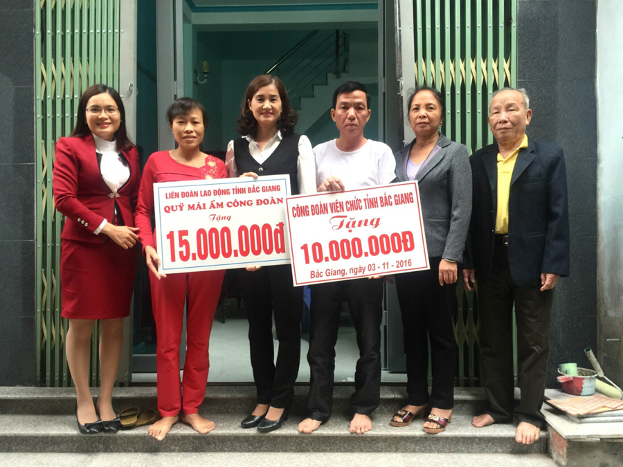 CĐVC tỉnh Bắc Giang tổ chức trao tiền hỗ trợ sửa chữa nhà