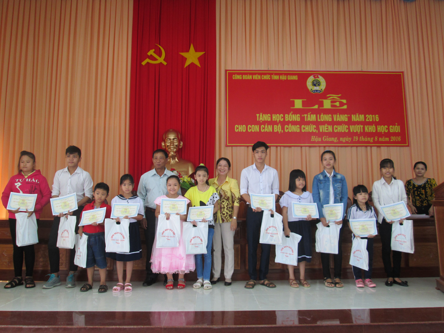 CĐVC tỉnh Hậu Giang tổ chức Lễ trao học bổng 