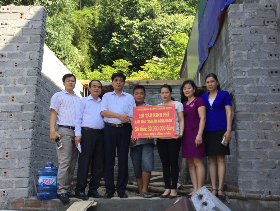 CĐVC tỉnh Hà Giang tổ chức trao hỗ trợ kinh phí làm nhà “ Mái ấm công đoàn”