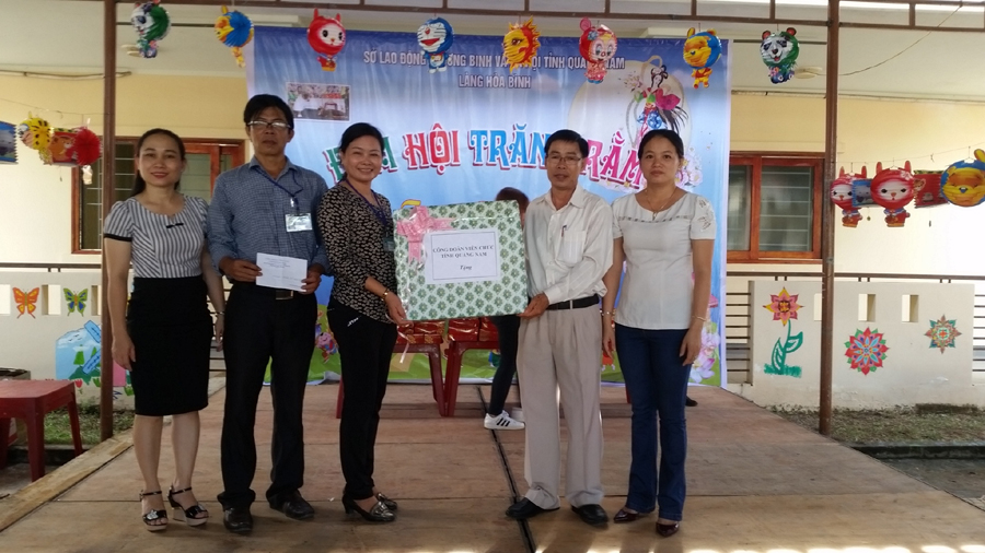 CĐVC tỉnh Quảng Nam thăm, tặng quà cho trẻ em mồ côi