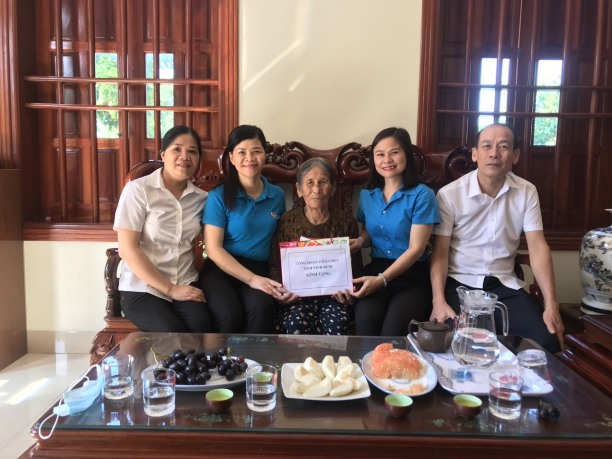 Công đoàn Viên chức tỉnh Ninh Bình thăm và tặng quà nhân ngày Quốc tế Người cao tuổi