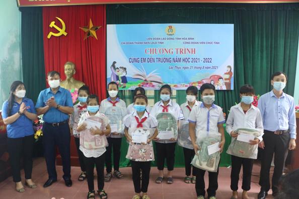 Công đoàn Viên chức tỉnh Hòa Bình thăm, tặng quà cho các cháu học sinh có hoàn cảnh khó khăn
