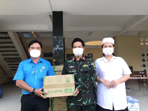 Công đoàn Viên chức tỉnh Quảng Ngãi trao quà hỗ trợ các khu cách ly tập trung