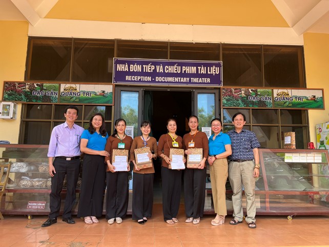 CĐVC tỉnh Quảng Trị trao quà nhân dịp Tháng Công nhân năm 2022