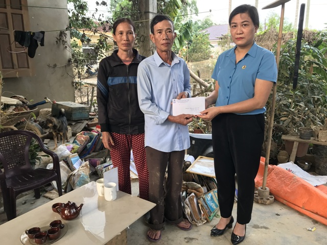 CĐVC tỉnh Quảng Trị: Trao hơn 100 suất quà hỗ trợ đoàn viên, NLĐ bị ngập lụt
