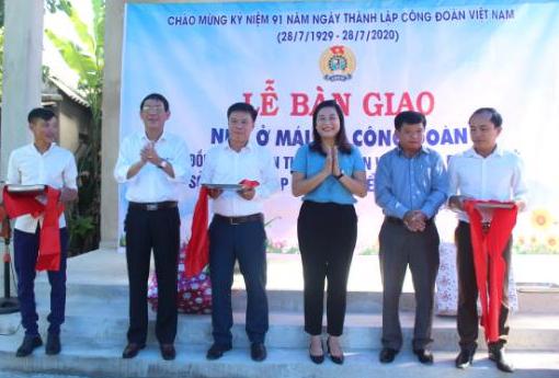 CĐVC tỉnh Quảng Trị tổ chức bàn giao nhà ở Mái ấm Công đoàn