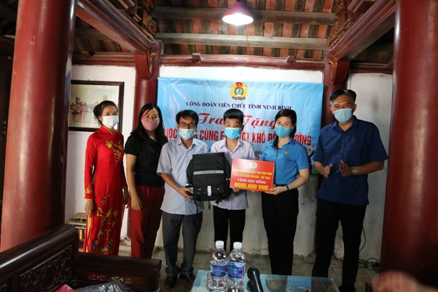Công đoàn Viên chức tỉnh Ninh Bình trao tặng “Học bổng cùng em vượt khó đến trường” năm học 2021 – 2022