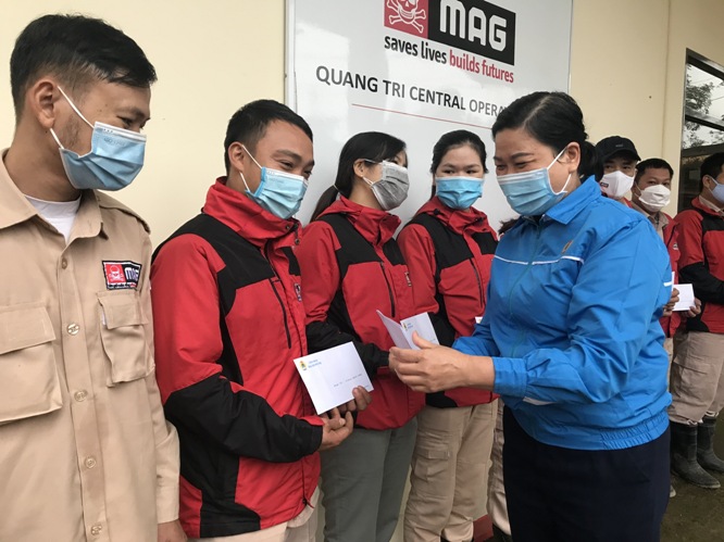 Công đoàn Viên chức tỉnh Quảng Trị trao quà hỗ trợ cho đoàn viên, người lao động bị ảnh hưởng dịch bệnh Covid-19
