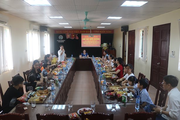 Công đoàn Viên chức tỉnh Ninh Bình thăm và tặng quà các cháu nhân Tháng hành động vì trẻ em