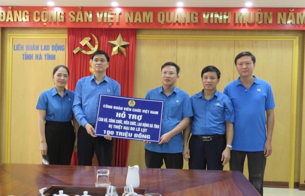 Công đoàn Viên chức Việt nam hỗ trợ cán bộ, công chức, viên chức, người lao động các tỉnh miền Trung 400 triệu đồng
