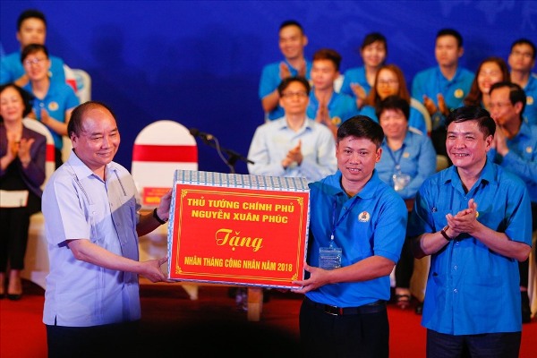 Thủ tướng Nguyễn Xuân Phúc gặp gỡ, đối thoại với gần 1.000 công nhân các khu công nghiệp vùng Đồng bằng sông Hồng