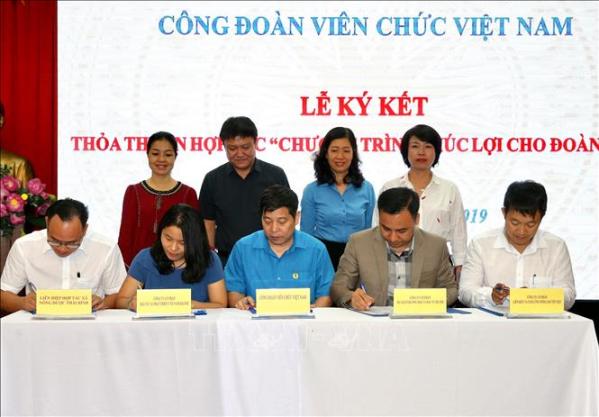 Công đoàn Viên chức Việt Nam: Ký kết thỏa thuận hợp tác Chương trình “Phúc lợi cho đoàn viên và người lao động” và trao giải cuộc thi ảnh “Nét đẹp công đoàn và người lao động”