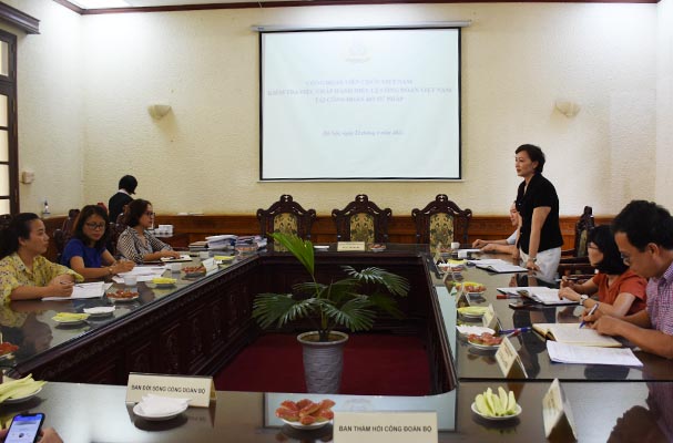 Công đoàn viên chức Việt Nam kiểm tra việc chấp hành điều lệ công đoàn tại Công đoàn Bộ Tư pháp