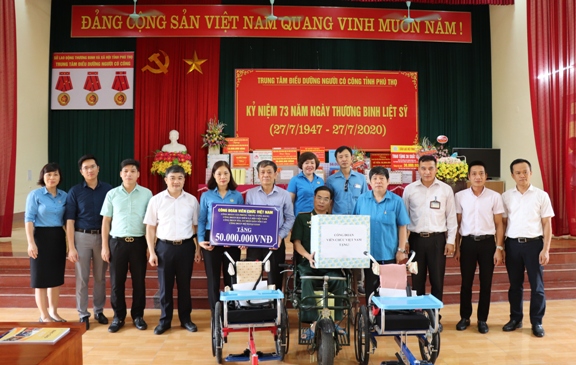 Hoạt động đền ơn, đáp nghĩa của các cấp Công đoàn Viên chức Việt Nam nhân kỷ niệm 74 năm Ngày Thương binh - Liệt sỹ