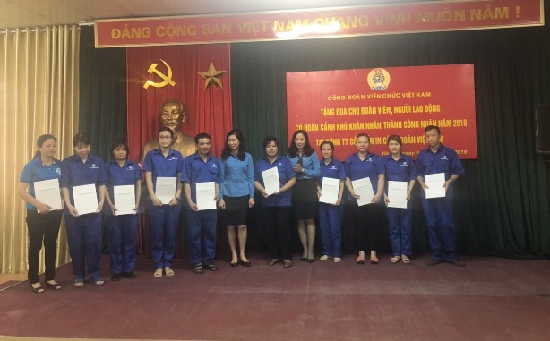 Công đoàn Viên chức Việt Nam: Trao quà cho đoàn viên có hoàn cảnh khó khăn thuộc Công đoàn Công ty Cổ phần In Công đoàn