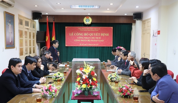Công đoàn Viên chức Việt Nam tổ chức công bố và trao Quyết định công nhận Chủ tịch Công đoàn Bộ Ngoại giao