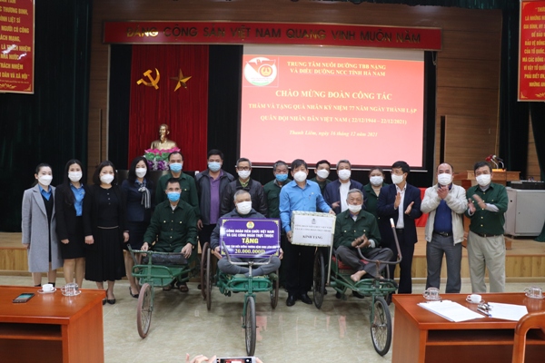 Công đoàn Viên chức Việt Nam thăm và tặng quà các Trung tâm chăm sóc thương bệnh binh tại tỉnh Hà Nam