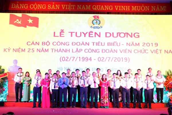 Công đoàn Viên chức  Việt Nam:  Tổ chức Lễ tuyên dương 90 cán bộ công đoàn tiêu biểu và Kỷ niệm 25 năm ngày thành lập