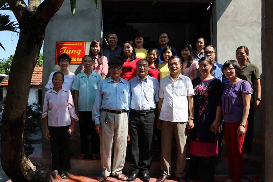 Công đoàn Viên chức Việt Nam tổ chức trao nhà tình nghĩa