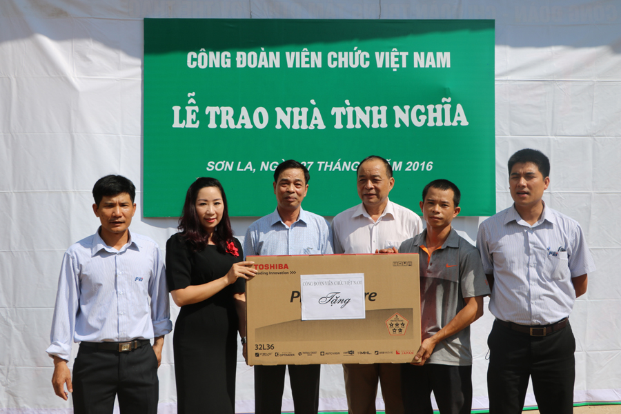 Lễ bàn giao nhà tình nghĩa cho gia đình đồng chí Lò Văn Việt