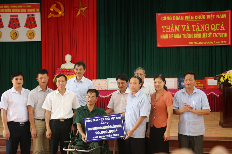 Công đoàn Viên chức Việt Nam thăm, tặng quà thương, bệnh binh tại Trung tâm Điều dưỡng Người có công tỉnh Phú Thọ