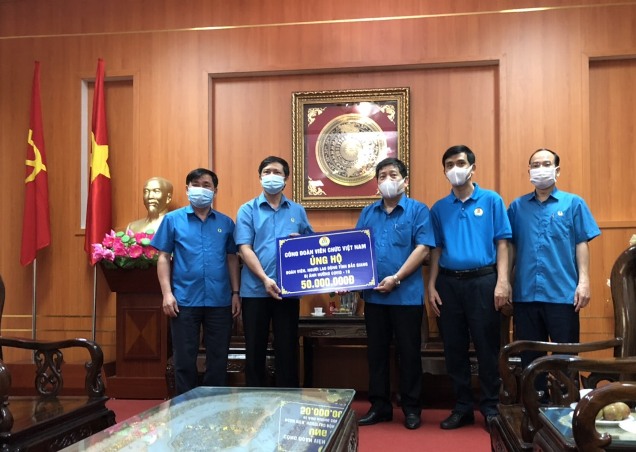 Công đoàn Viên chức Việt Nam thăm, tặng quà cho đoàn viên và người lao động hai tỉnh Bắc Giang và Bắc Ninh bị ảnh hưởng của dịch Covid-19