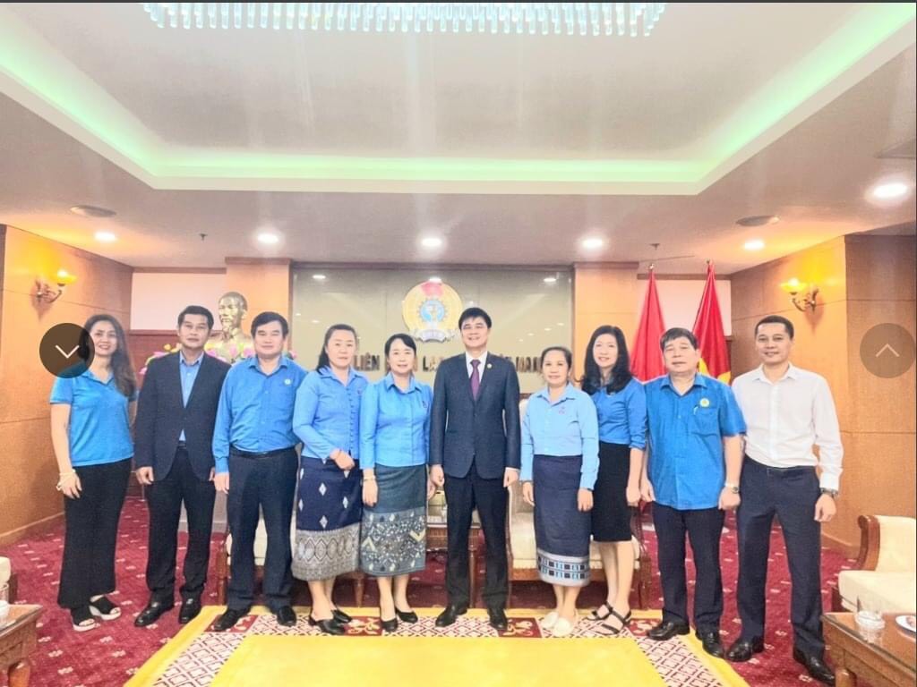 Đoàn đại biểu Trung ương Liên hiệp Công đoàn Lào sang thăm và...