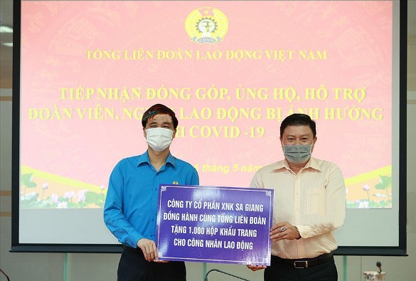 Tổng Liên đoàn Lao động Việt Nam tiếp nhận quà hỗ trợ công nhân lao động bị ảnh hưởng dịch COVID-19 của 03 đơn vị