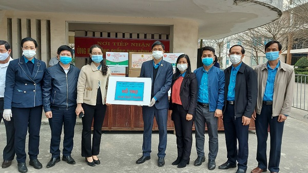 Tổng Liên đoàn Lao động Việt Nam thăm và tặng quà cho cán bộ, bác sĩ nơi tuyến đầu chống dịch Covid-19