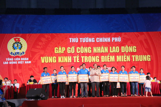 Thủ tướng Nguyễn Xuân Phúc gặp gỡ, đối thoại với 2.000 công nhân