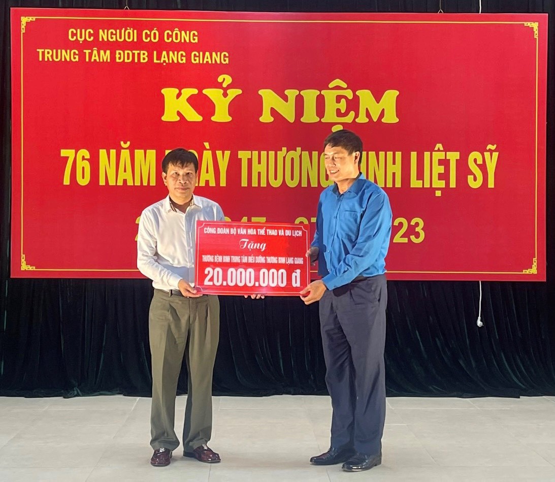 Công đoàn Bộ VH,TT&DL thăm, tặng quà tri ân và biểu diễn nghệ thuật tại Bắc Giang