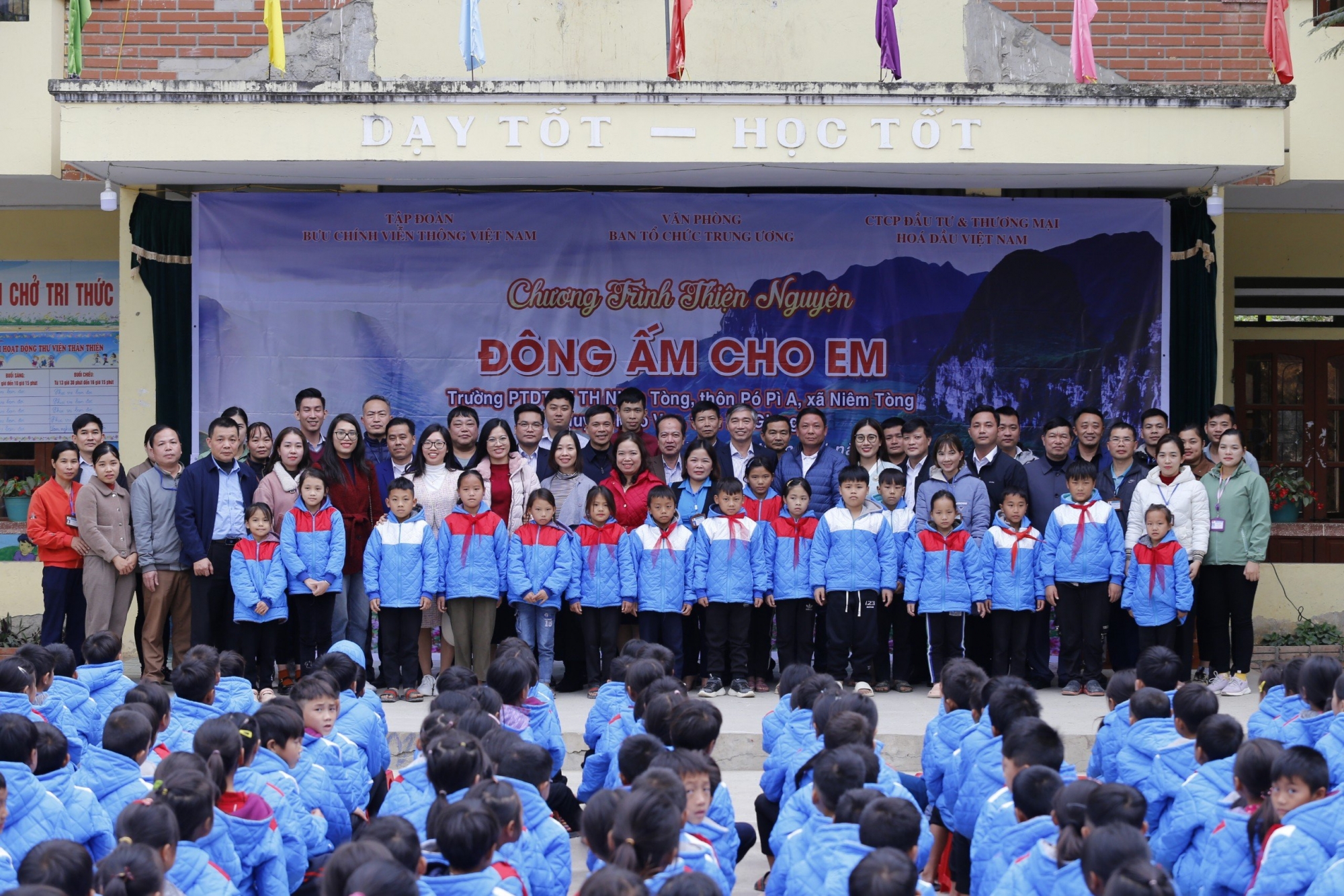 Công đoàn cơ quan Ban Tổ chức Trung tổ chức chương trình thiện nguyện “Đông ấm cho em” tại Hà Giang