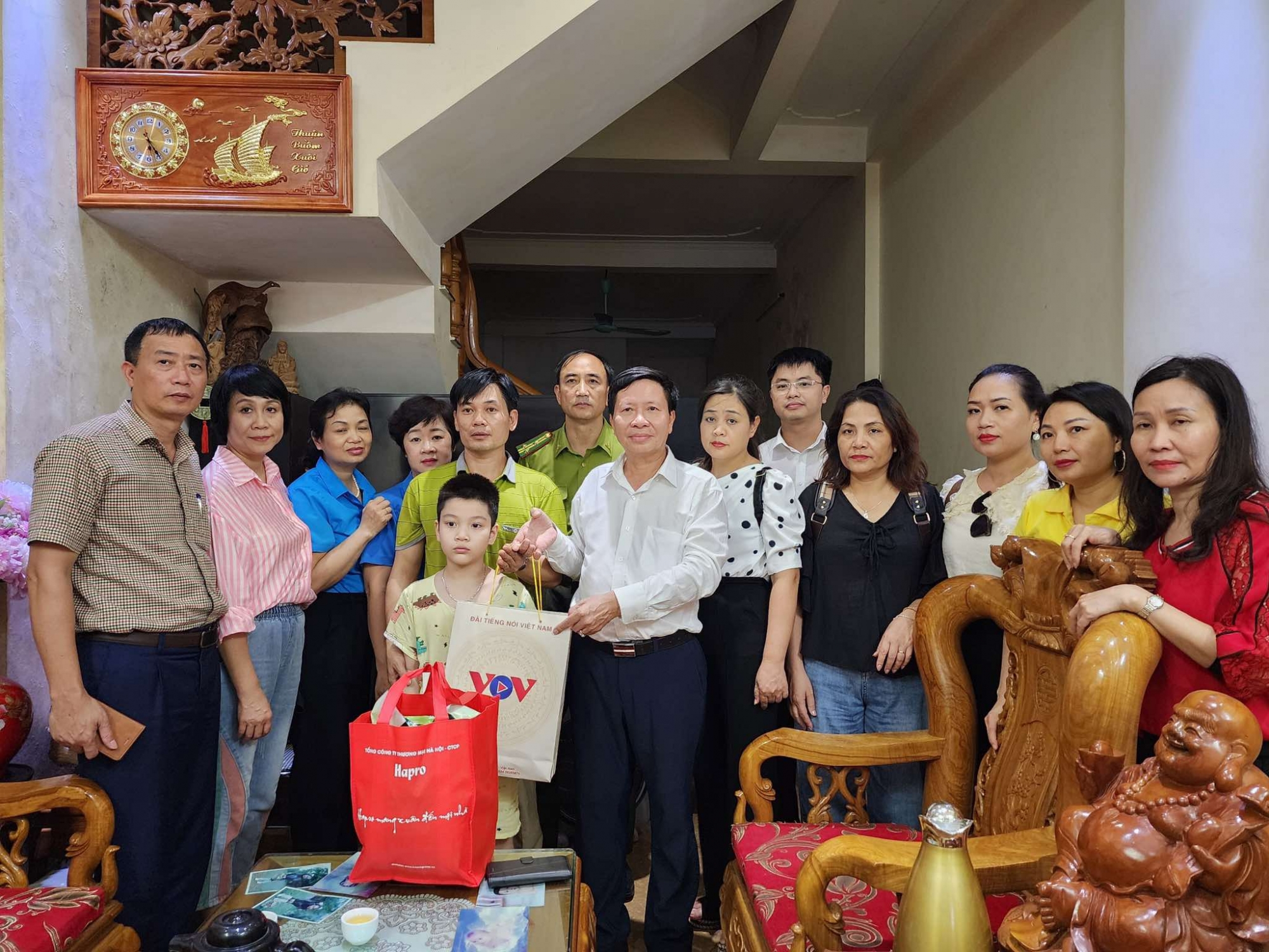 Đoàn công tác Đài Tiếng nói Việt Nam viếng các Anh hùng  liệt sỹ và tặng quà tại Hà Giang