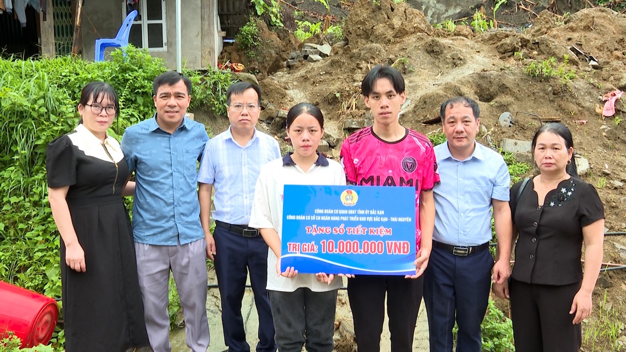 Tặng quà gia đình nạn nhân sạt lở đất ở xã Nghiên Loan, huyện Pắc Nặm, tỉnh Bắc Kạn