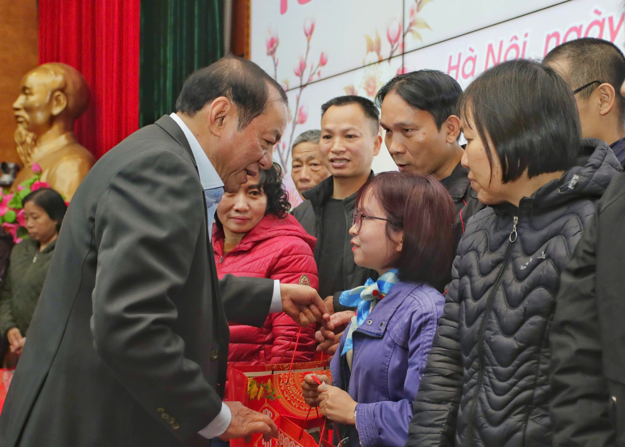 Công đoàn Bộ Văn hoá, Thể thao và Du lịch tặng quà cho đoàn viên có hoàn cảnh khó khăn nhân dịp Tết Nguyên đán Ất Tỵ 2025