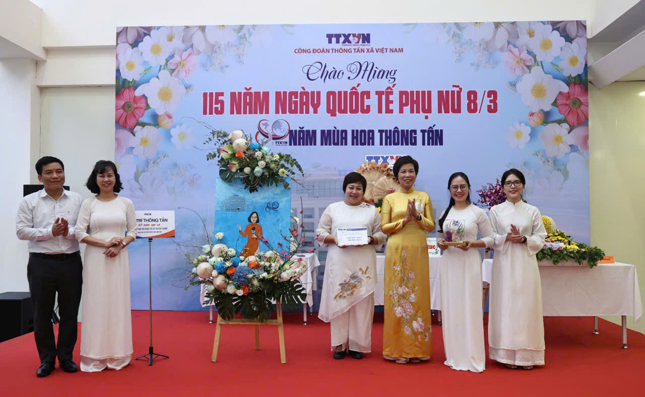 Công đoàn TTXVN tổ chức thi cắm hoa nghệ thuật chào mừng kỷ niệm Ngày Quốc tế Phụ nữ 8/3