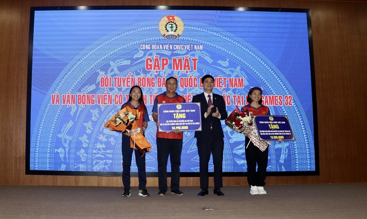 Công đoàn Viên chức Việt Nam gặp mặt đội tuyển Bóng đã nữ Quốc gia Việt Nam và VĐV đạt thành tích xuất sắc trong Sea Games 32