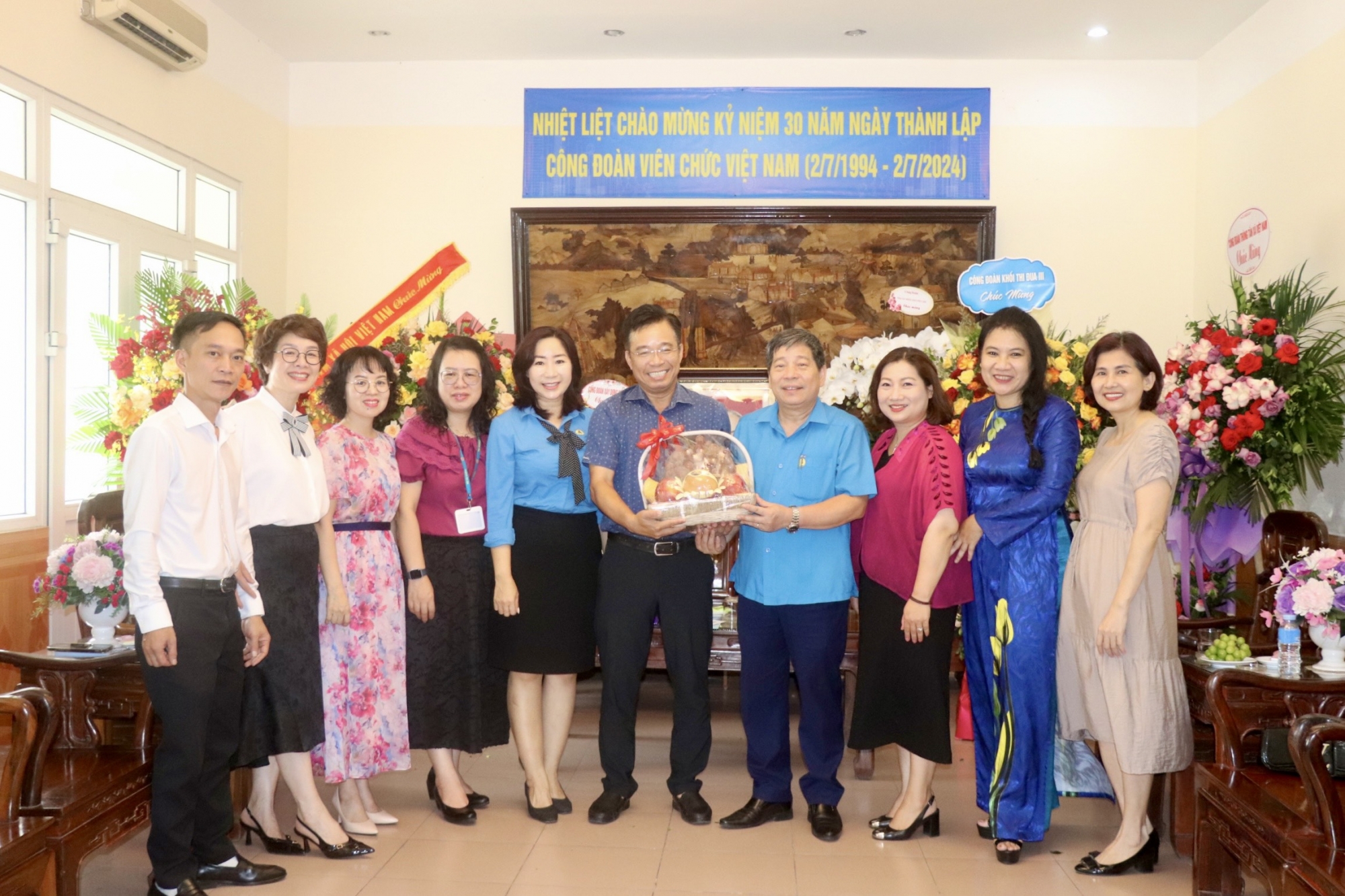 Các đơn vị chúc mừng 30 năm Ngày thành lập Công đoàn Viên chức Việt Nam