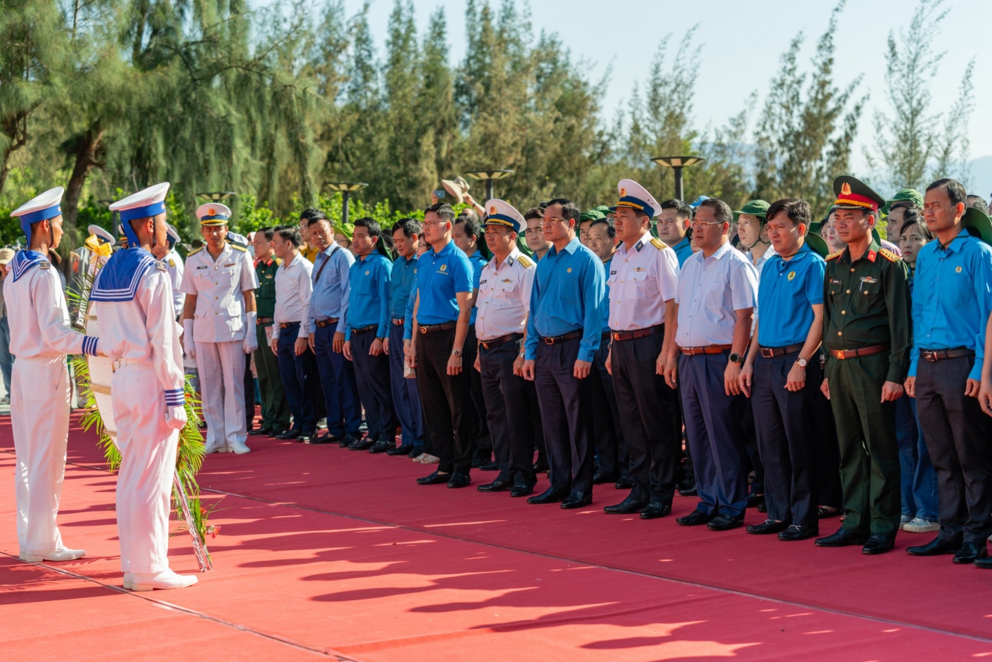 Tổng LĐLĐ Việt Nam thăm, tặng quà cán bộ, chiến sĩ và nhân dân huyện đảo Trường Sa và Nhà giàn DK1