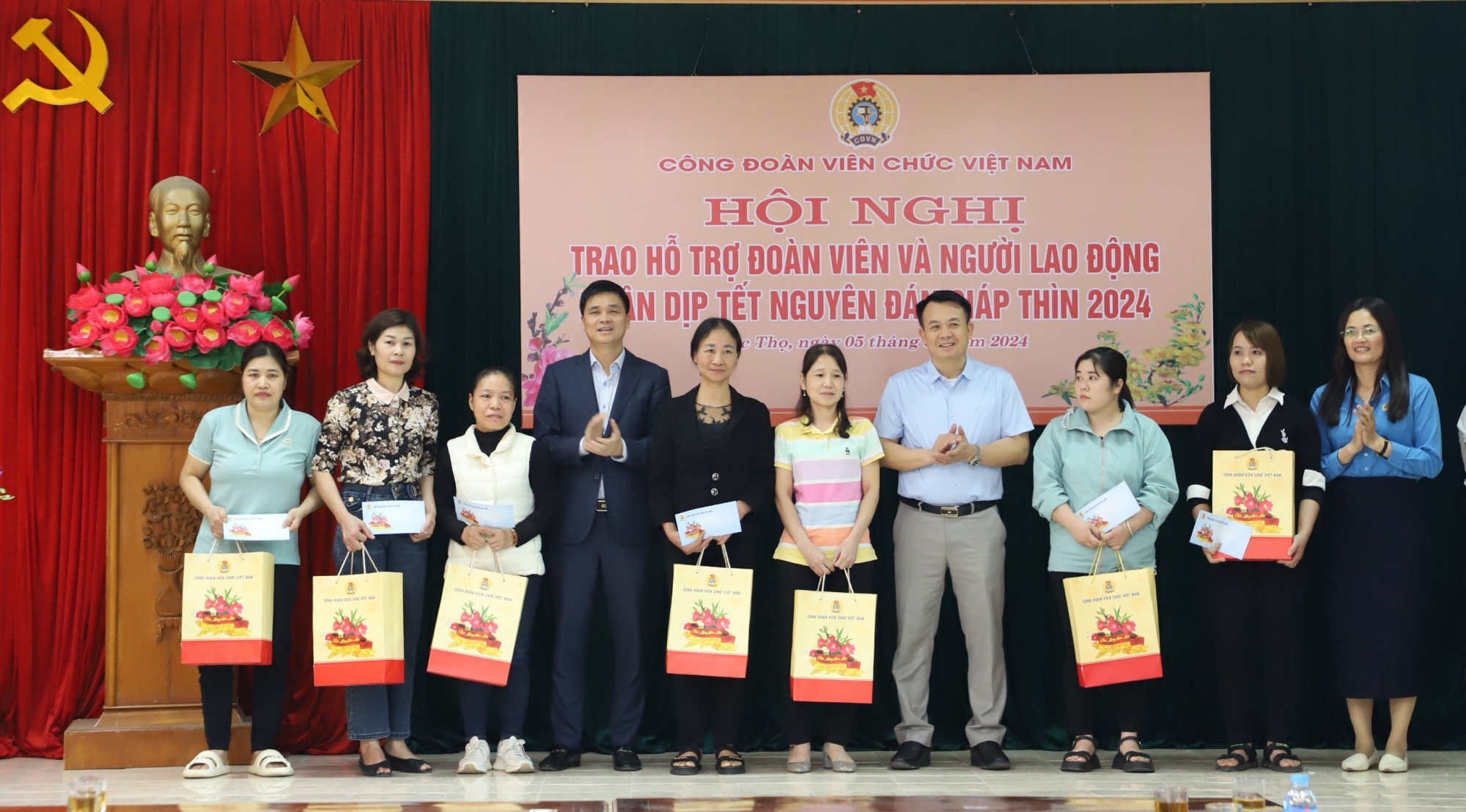 Công đoàn Viên chức Việt Nam tặng quà nhân dịp Tết nguyên đán Giáp Thìn 2024 cho đoàn viên, người lao động tại huyện Phúc Thọ, Hà Nội