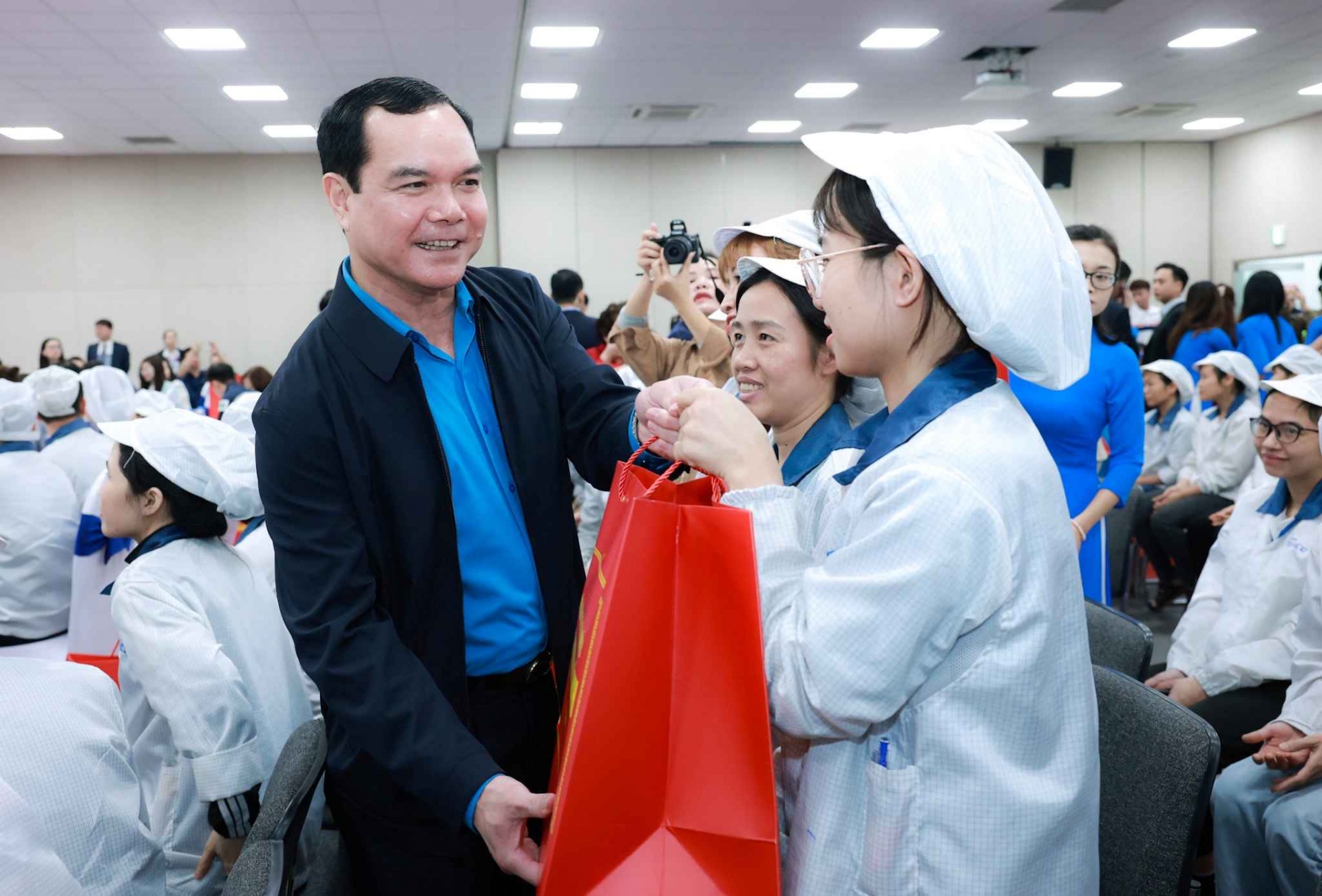 Công nhân và Công đoàn Việt Nam trong kỷ nguyên vươn mình: Gánh vác tương lai đất nước, kiến tạo tương lai chính mình