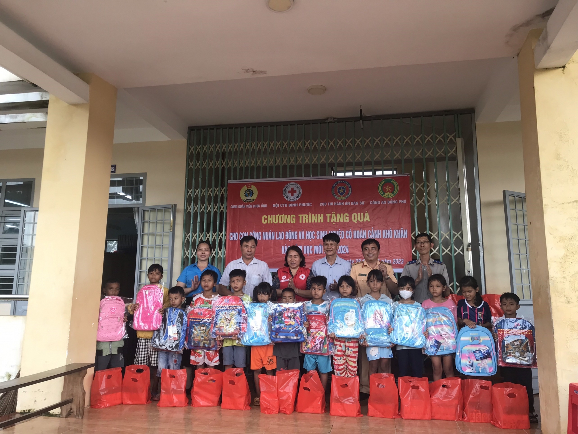 Công đoàn Viên chức tỉnh Bình Phước phối hợp tặng quà cho học sinh có hoàn cảnh khó khăn
