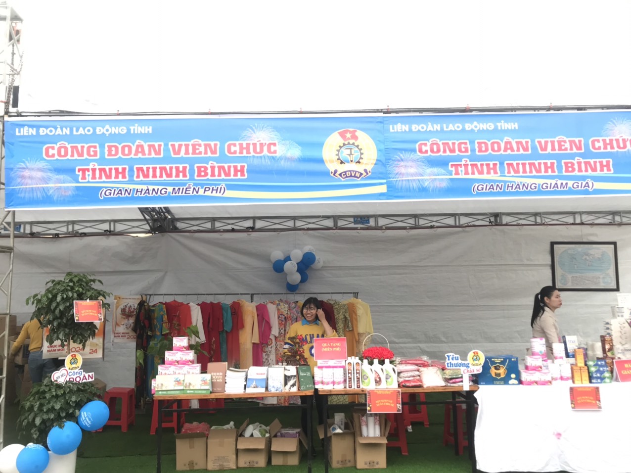 Công đoàn Viên chức tỉnh Ninh Bình với gian hàng quà tặng chia sẻ yêu thương tại “Tết Sum vầy, Xuân chia sẻ” năm 2024.