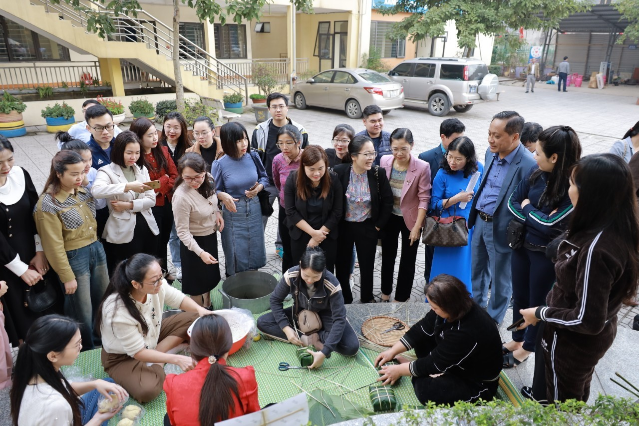 CĐVC tỉnh Thái Nguyễn tổ chức Hội thi gói bánh chứng - Kéo co