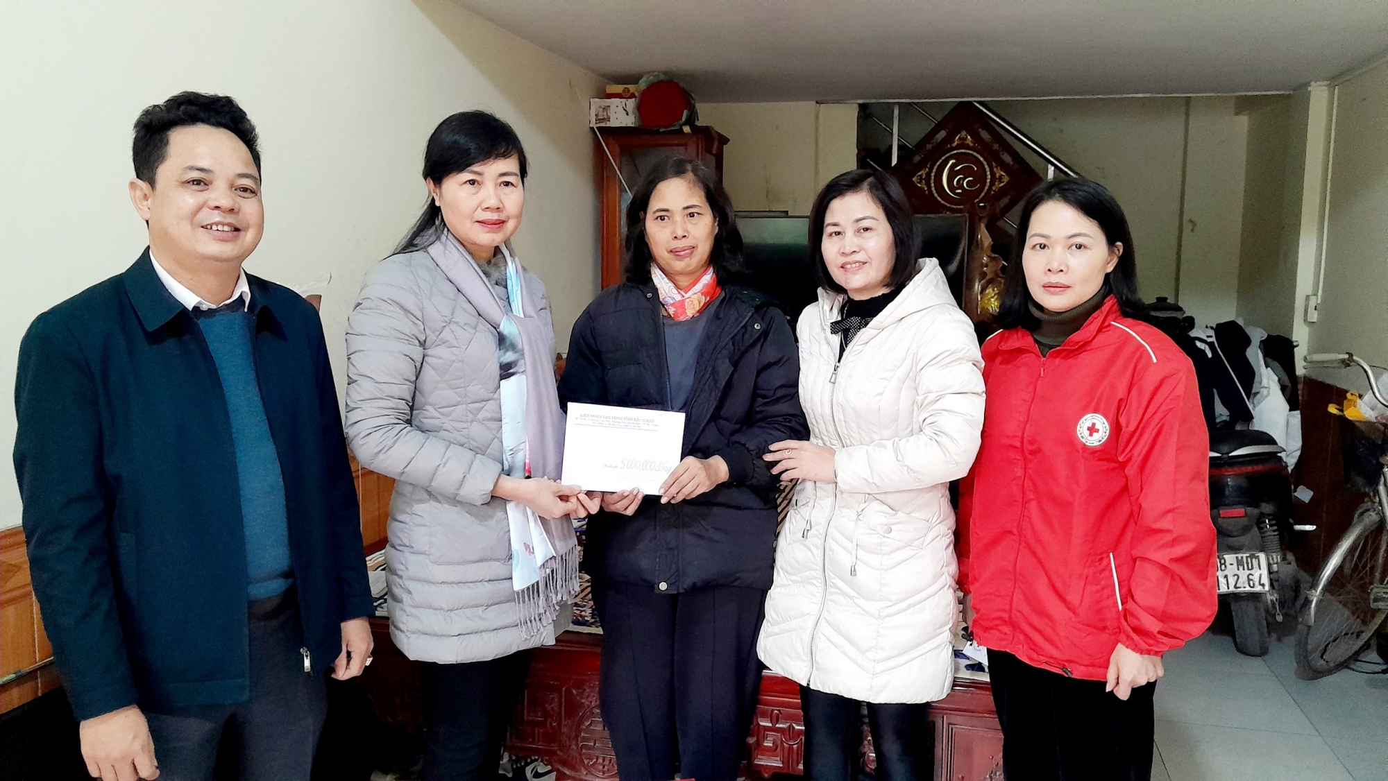 Công đoàn Viên chức tỉnh Bắc Giang tặng quà đoàn viên mắc bệnh hiểm nghèo